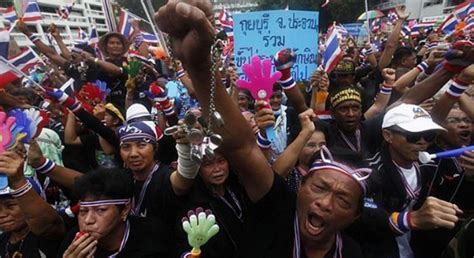 T­a­y­l­a­n­d­­d­a­ ­h­a­l­k­ ­b­i­r­b­i­r­i­n­e­ ­g­i­r­d­i­